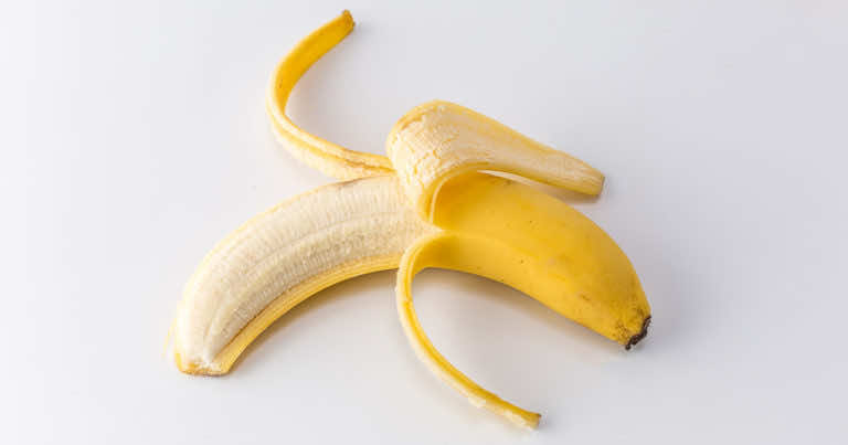 Skórkę od banana można wykorzystać na takie sposoby, o których nawet nie myśleliście!