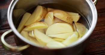 Kiedy solić ziemniaki podczas gotowania? Na początku, końcu czy w trakcie?