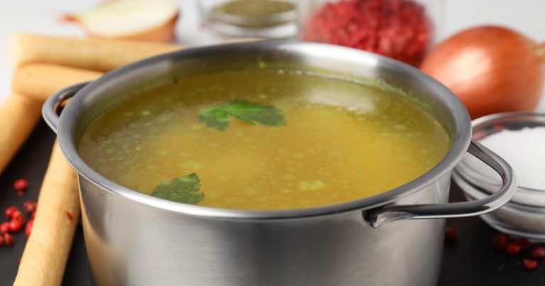 Jak opalić cebulę do rosołu i dlaczego to robić?