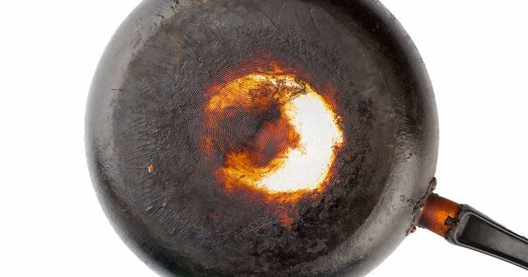 Przypalony spód garnka lub patelni. Jak go wyczyścić?