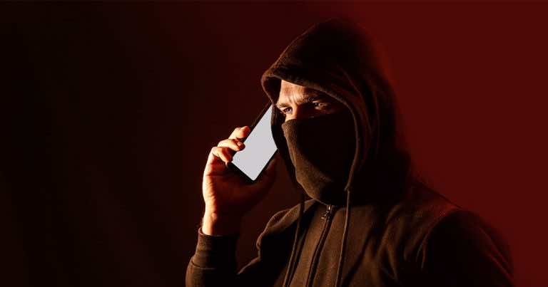 Znany bank ostrzega swoich klientów przed „vishingiem”. Zobacz, co to i jak się chronić.