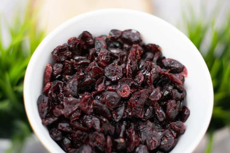 Suszona żurawina – poznaj zalety tej zdrowej przekąski!