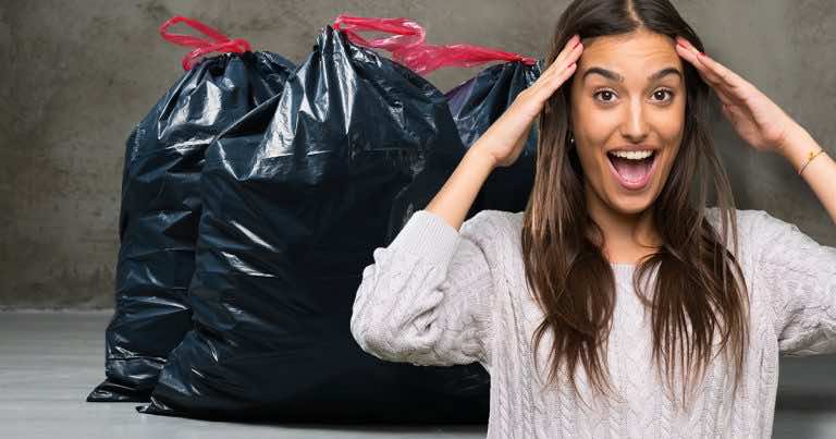 Ten trik maksymalnie ułatwi Ci wkładanie worka do kubła na śmieci