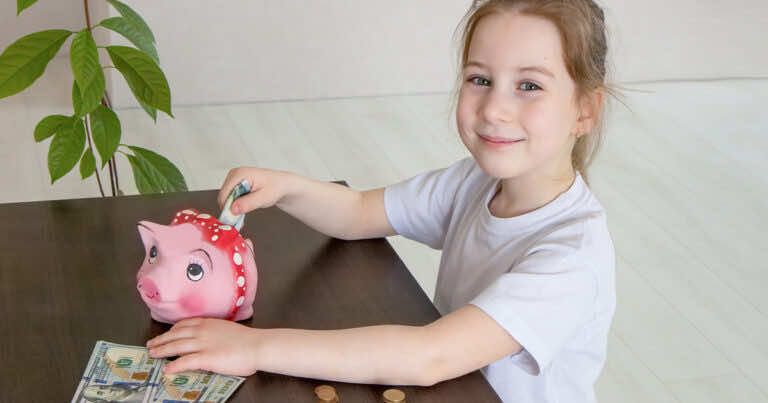 Czy dziecko, które zarabia powinno dokładać się do utrzymania domu? Co na to prawo?