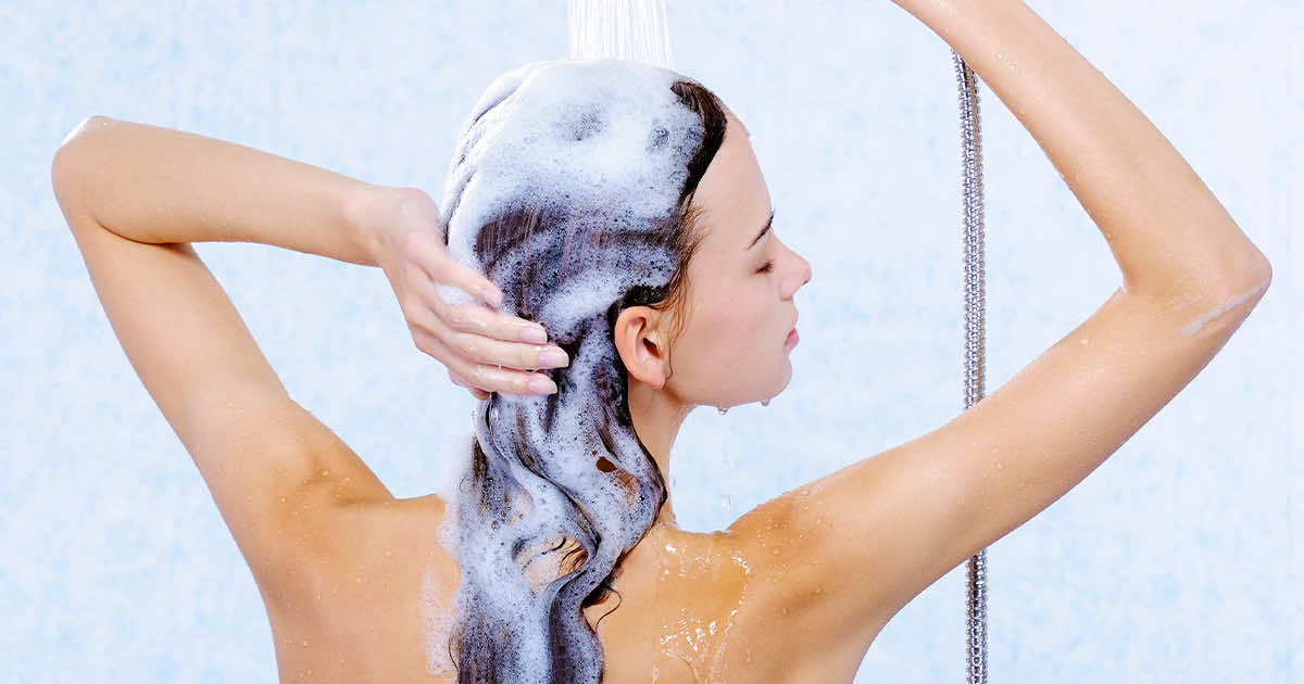 Ten jeden błąd podczas mycia włosów może sprawiać, że się szybko przetłuszczają!