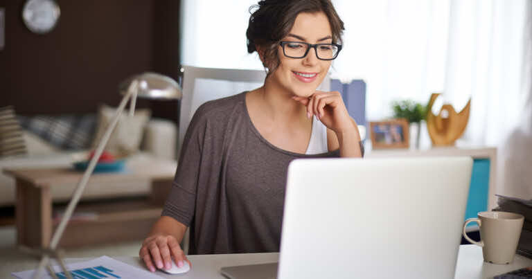 Jakie biurko wybrać do pracy i nauki w domu? Podpowiadamy.