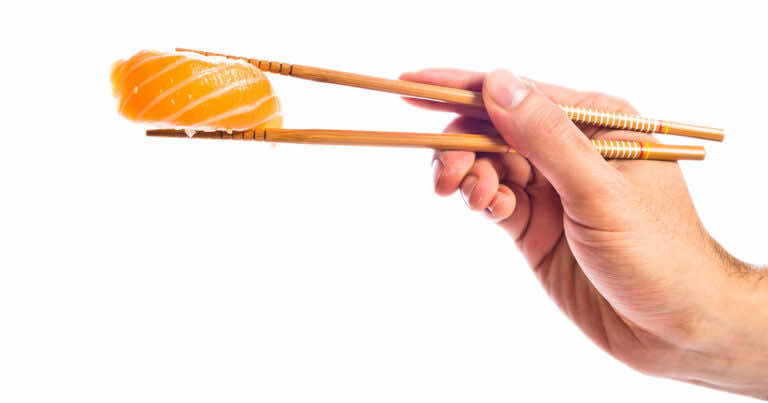 Nie umiesz jeść pałeczkami? Ten trik rozwiąże problem!