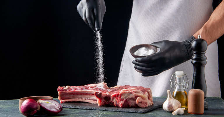 Kiedy solić podczas gotowania? Wybór odpowiedniego momentu jest bardzo ważny.