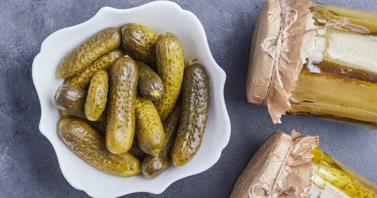 Wiele osób zalewa ogórki do kiszenia złą wodą