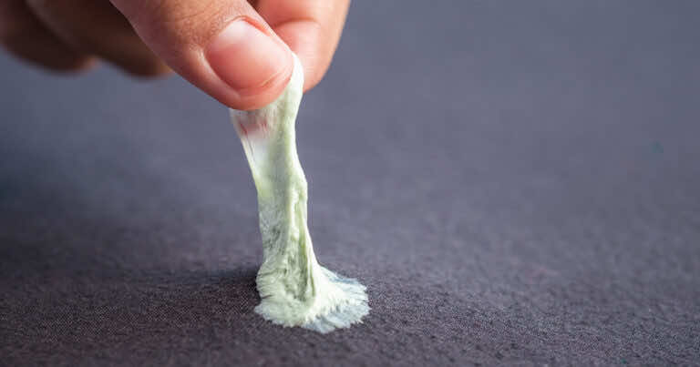 Sposób na usunięcie gumy do żucia przyklejonej do ubrania