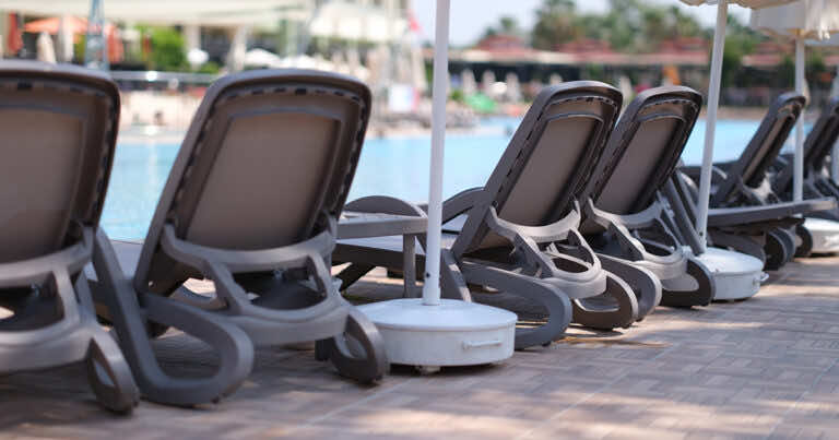 Jedziesz na wakacje do hotelu? Przygotuj się na walkę o leżak. Tak to wygląda [WIDEO]