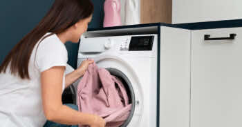Jak sprawić by mała pralnia wydawała się większa? Wypróbuj te sposoby.