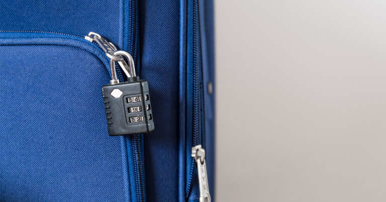 Macie kłódkę na zamku od bagażu? Kompletnie nic nie chroni. Zobacz, jak łatwo dostać się do środka.