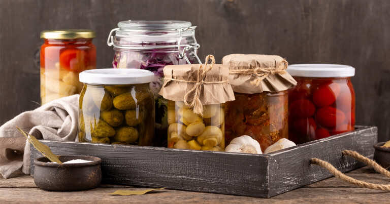 Zapomnij o gotowaniu słoików. Jest wygodniejszy sposób na pasteryzację.
