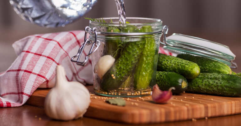 Zielony czosnek w ogórkach kiszonych – czy można je jeść?