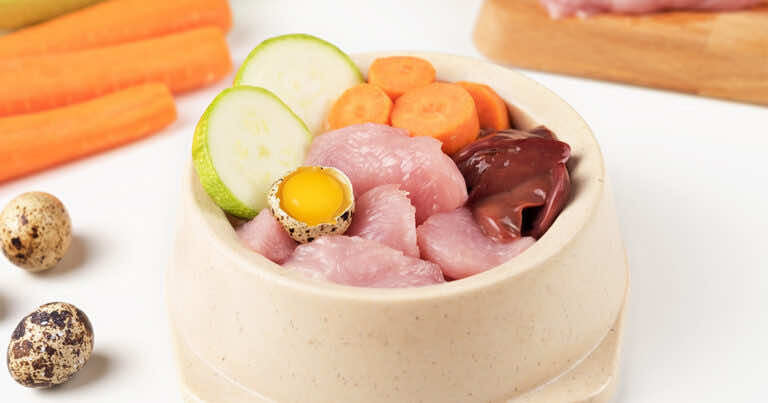 Dajesz psu surowe mięso? Zwróć uwagę na ważną rzecz!