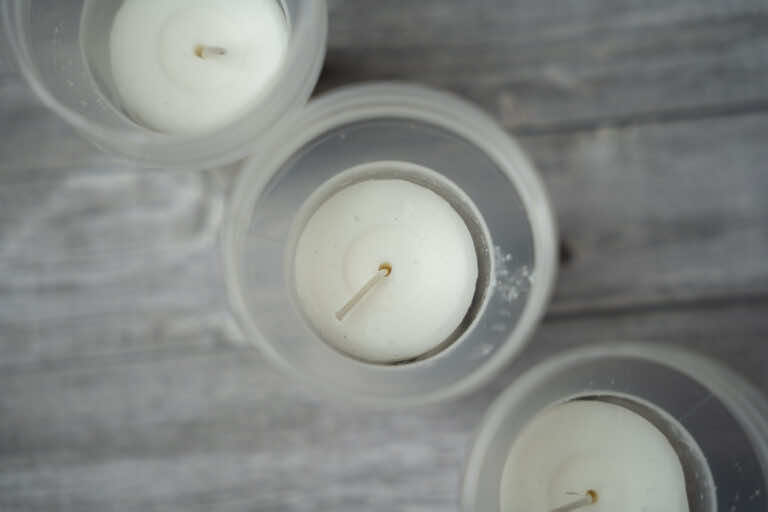 Jak zrobić wkład do znicza samodzielnie?