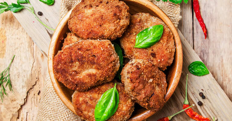 Oprócz bułki tartej, do mielonych dodaj jeszcze jeden składnik. Będą soczyste i miękkie