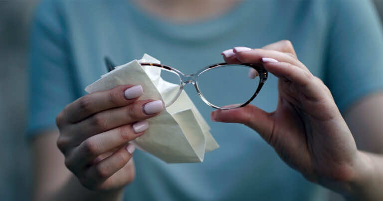 Porysowane szkła okularów – polerowanie pastą do zębów. Nie rób tego!