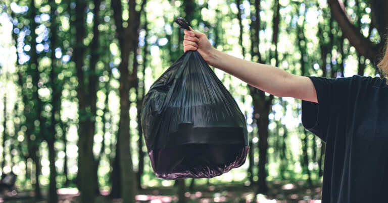 Idziesz na grzyby? Weź ze sobą worek na śmieci i zadbaj o środowisko.
