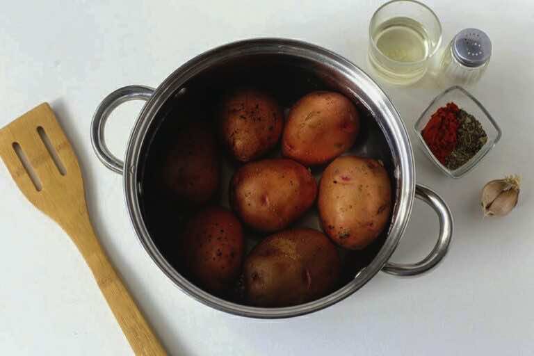 Zmień kolejność – najpierw ugotuj ziemniaki, a później obierz. To ułatwi sprawę!