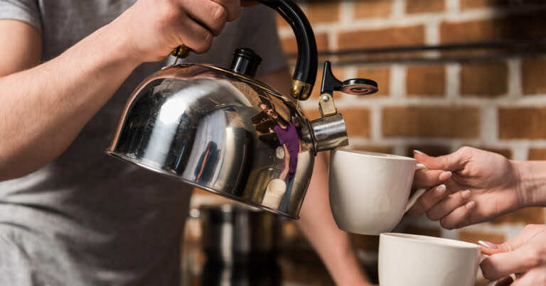 Twój czajnik będzie jak nowy. Zobacz, jak pozbyć się kamienia.