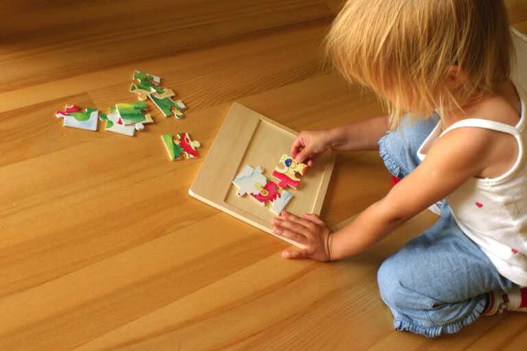 Jak wybrać ilość elementów puzzli odpowiednio do wieku dziecka?