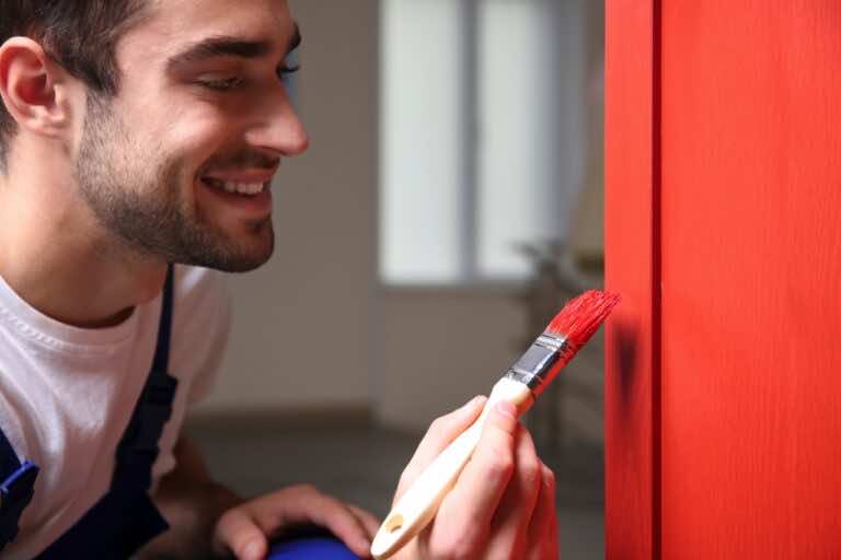 Jak malować meble farbą do renowacji mebli