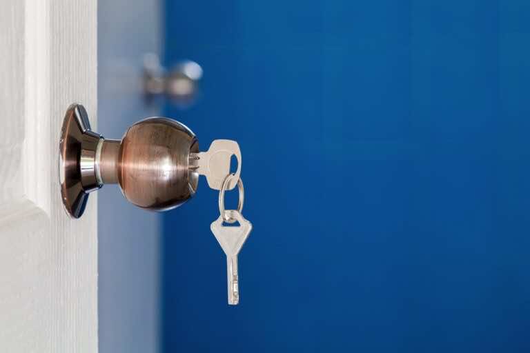 Nie zostawiaj klucza w drzwiach! Dla złodzieja to ułatwienie.