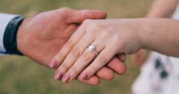 Na której ręce nosi się pierścionek zaręczynowy