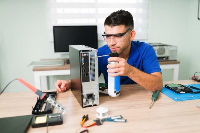 Czyszczenie laptopa sprężonym powietrzem – czy jest bezpieczne?