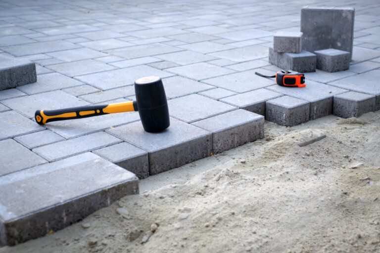 Jak ułożyć kostkę brukową?