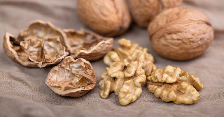 Nie wyrzucaj łupin orzechów włoskich. Zobacz, jak je wykorzystać!