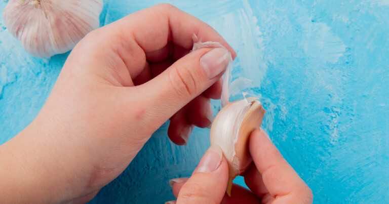 Jak usunąć zapach czosnku z dłoni?