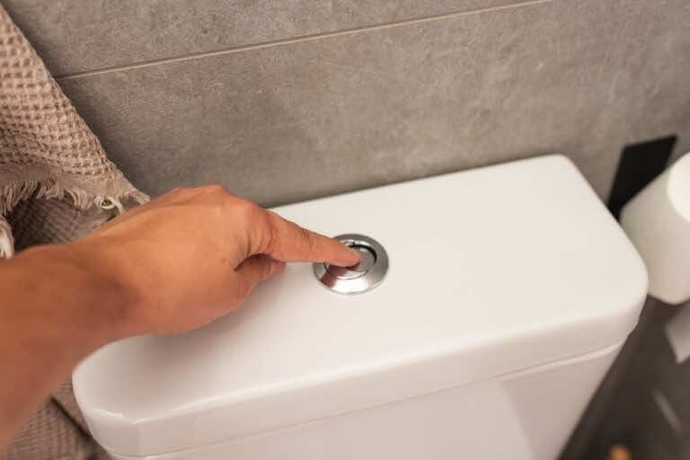 Jak skutecznie wyczyścić zbiornik spłuczki? Domowy sposób