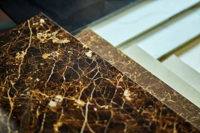 Płytki z kamienia naturalnego – przegląd najciekawszych płytek dekoracyjnych z bloków skalnych