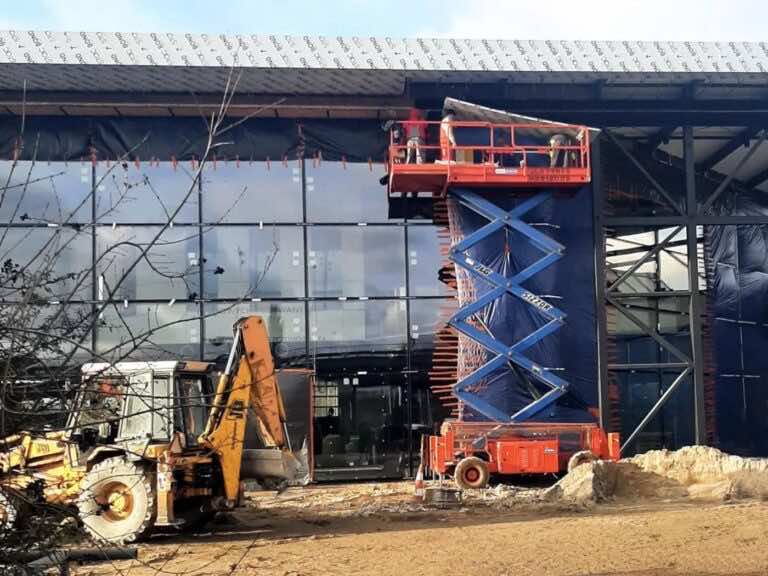 Wynajem podnośników koszowych – do jakich prac budowlanych się sprawdzą? Odpowiadamy