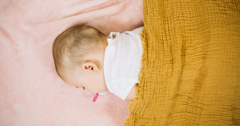 Zobacz ten filmik, a już nigdy nie pozostawisz niemowlaka przykrytego kocykiem w łóżeczku