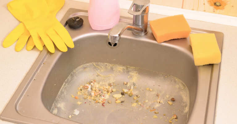 Nie wlewaj tego do swojego zlewozmywaka! Możesz go łatwo zapchać, a z rur będzie śmierdzieć