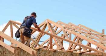 Wiązary dachowe – dlaczego warto je wykorzystać przy budowie domu?