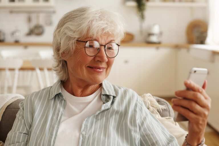 Emeryci i renciści mogą już aktywować mLegitymację. Jak to zrobić?