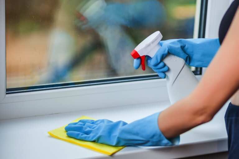 Jak wygrać walkę z kurzem? Domowe sposoby na sprzątanie