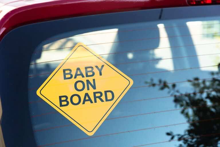 Naklejka na szybie „dziecko w aucie”, może doprowadzić do tragedii