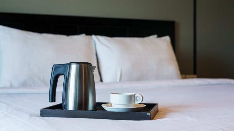 Nigdy nie używaj kubków, które są w pokojowym hotelu. Zobacz, dlaczego.