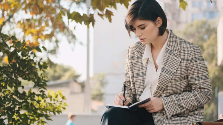 Jak zamaskować odstający brzuszek i boczki? Postaw na ten element garderoby!