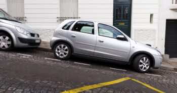 Jak bezpiecznie parkować na wzniesieniu? Kilka cennych porad