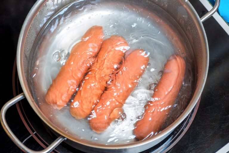 Większość z nas źle gotuje parówki. Jak to robić wyjaśnia Piotr Ogiński