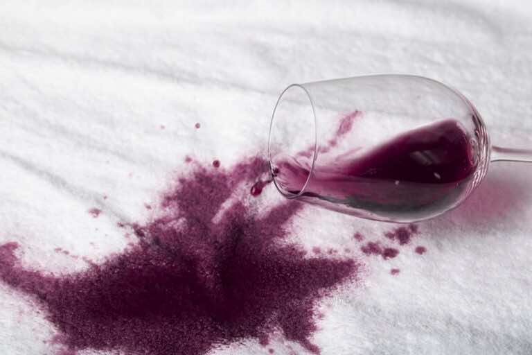 Jak usuwać trudne plamy z ubrań – plamy z tłuszczu, atramentu, krwi i inne