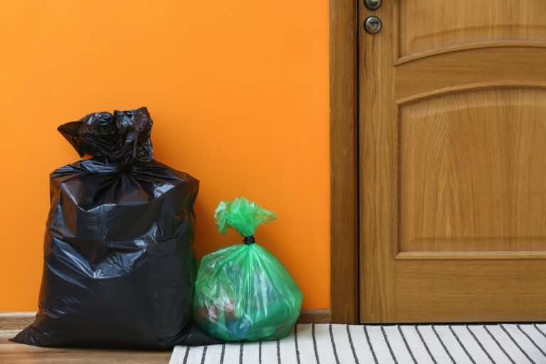 Czy u Was w bloku sąsiedzi też wystawiają śmieci na klatkę? Zobacz, co zrobić!