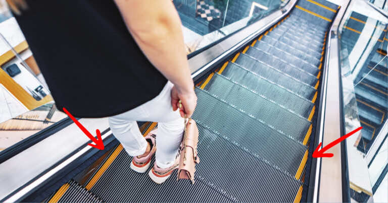 Do czego służą szczotki po bokach schodów ruchomych